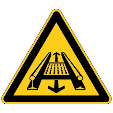 Warnschild Warnung vor Gefahr durch eine Förderanlage im Gleis