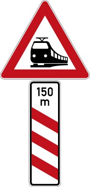 Verkehrsschild · Verkehrszeichen Gefahrzeichen Bahnübergang mit Dreistreifiger Bake, mit Entfernungsangabe · Aufstellung links · Zeichen 156-21 