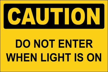 Hinweisschild Do Not Enter When Light Is On · Caution · OSHA Arbeitsschutz