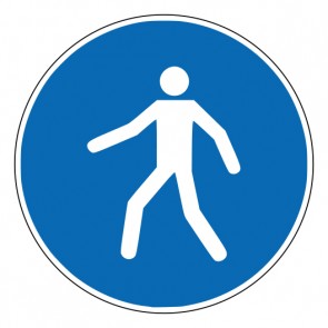 Schild Gebotszeichen Fußgängerweg benutzen · ISO 7010 M024